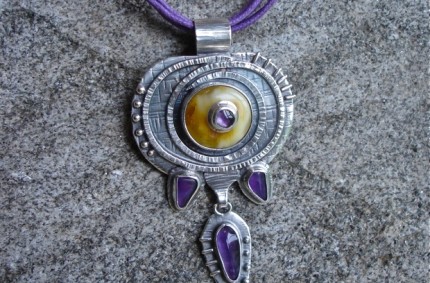Yávë – amulet z bursztynem i ametystem