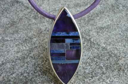 Amethyst sens – srebrny wisior mozaikowy z ametystem i sodalitem