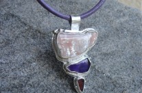Celebdil – srebrny wisior-amulet z kamieniem księżycowym, ametystem i granatem