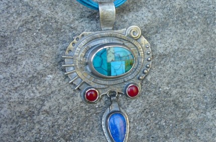 Cortez – srebrny amulet z turkusową mozaiką