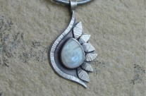 Indis – srebrny wisiorek z kamieniem księżycowym