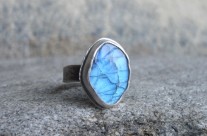 Lin – srebrny pierścionek z błękitnym labradorytem