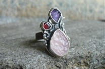Hisilómë – srebrny ręcznie wykonany pierścień z kwarcem różowym