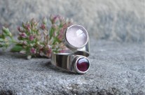 Ruban – srebrny pierścionek z kwarcem różowym i granatem