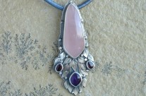 Faelivrin – srebrny wisior z kwarcem różowym