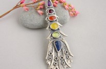 Belegaer – srebrny wisior z kolorowymi kamieniami