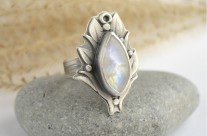 Królowa Śniegu – srebrny pierścień z kamieniem księżycowym