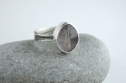 Viola – srebrny pierścionek z dubletem kwarcu na ametyście