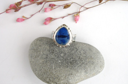 Lazurowa droga – pierścionek srebrny z lapisem lazuli