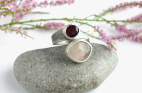 Ruban – srebrny pierścionek z kwarcem różowym i granatem